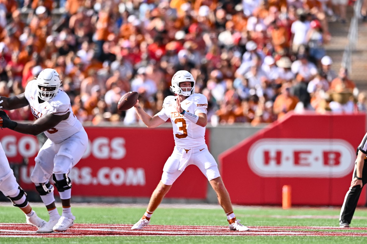 Quinn Ewers throws a pass vs. the Houston Cougars