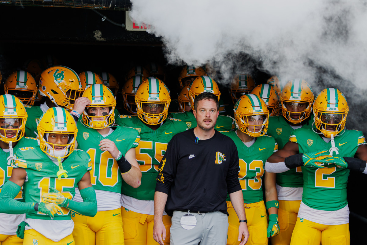 Oregon head coach Dan Lanning prepares to lead the Ducks out of the tunnel against the Washington State Cougars.