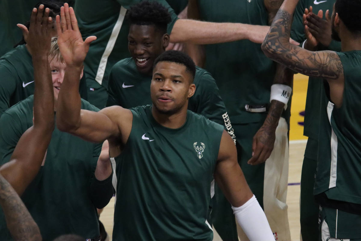 Giannis Antetokounmpo Firma Un Contrato Millonario Con Los Bucks - Para ...