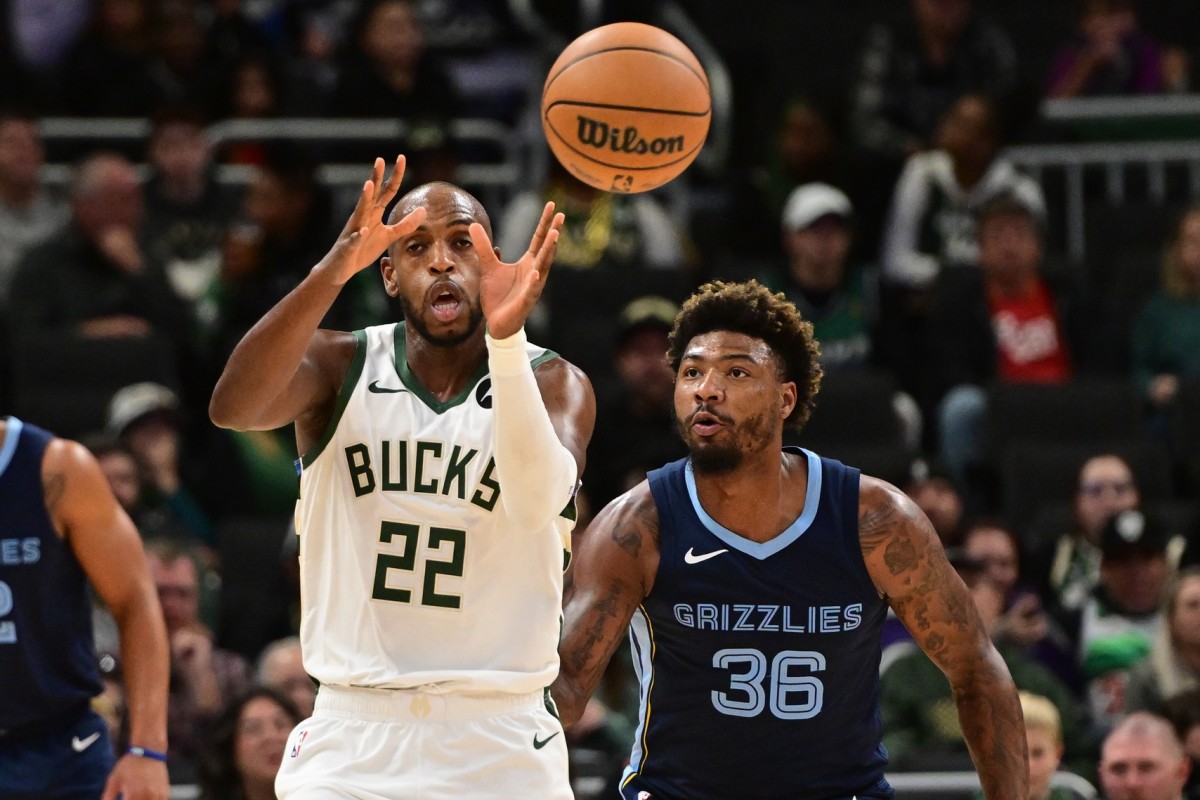  Milwaukee Bucks center Khris Middleton (22) catches a pass in front of Memphis Grizzlies guard Marcus Smart (36)