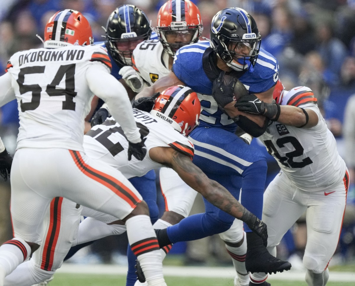 Indianapolis Colts running back Jonathan Taylor (28) rushes the ball against the Cleveland Browns. Mandatory Credit: Bob Scheer-USA TODAY Sports