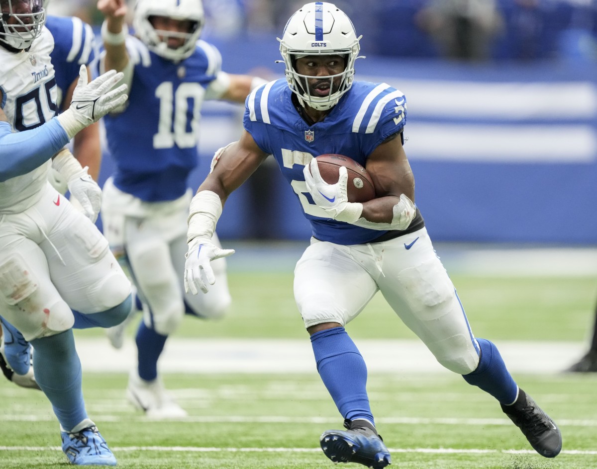 Indianapolis Colts running back Zack Moss (21) rushes the ball against the Tennessee Titans. Mandatory Credit: Bob Scheer-USA TODAY Sports