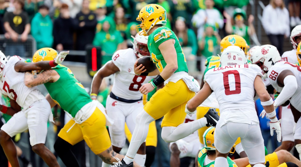 Oregon quarterback Bo Nix (10) runs into the end zone for a touchdown during the first half of a game against Washington State.