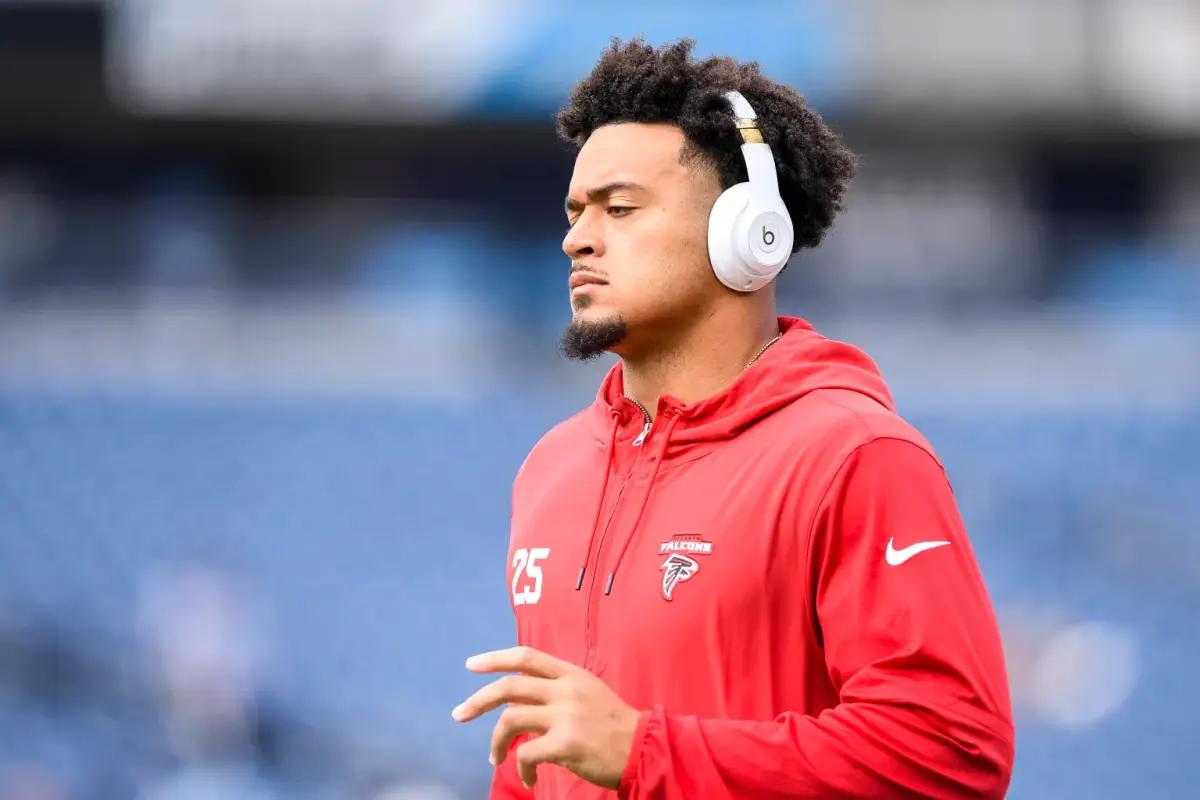 Atlanta Falcons running back Tyler Allgeier warms up pre-game.