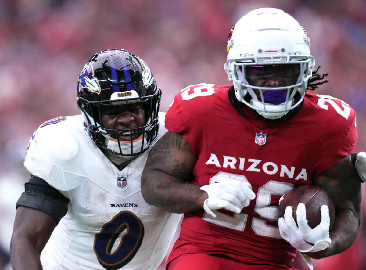 Baltimore Ravens linebacker Roquan Smith (0) pursues Arizona Cardinals running back Damien Williams (29) during the first half at State Farm Stadium.