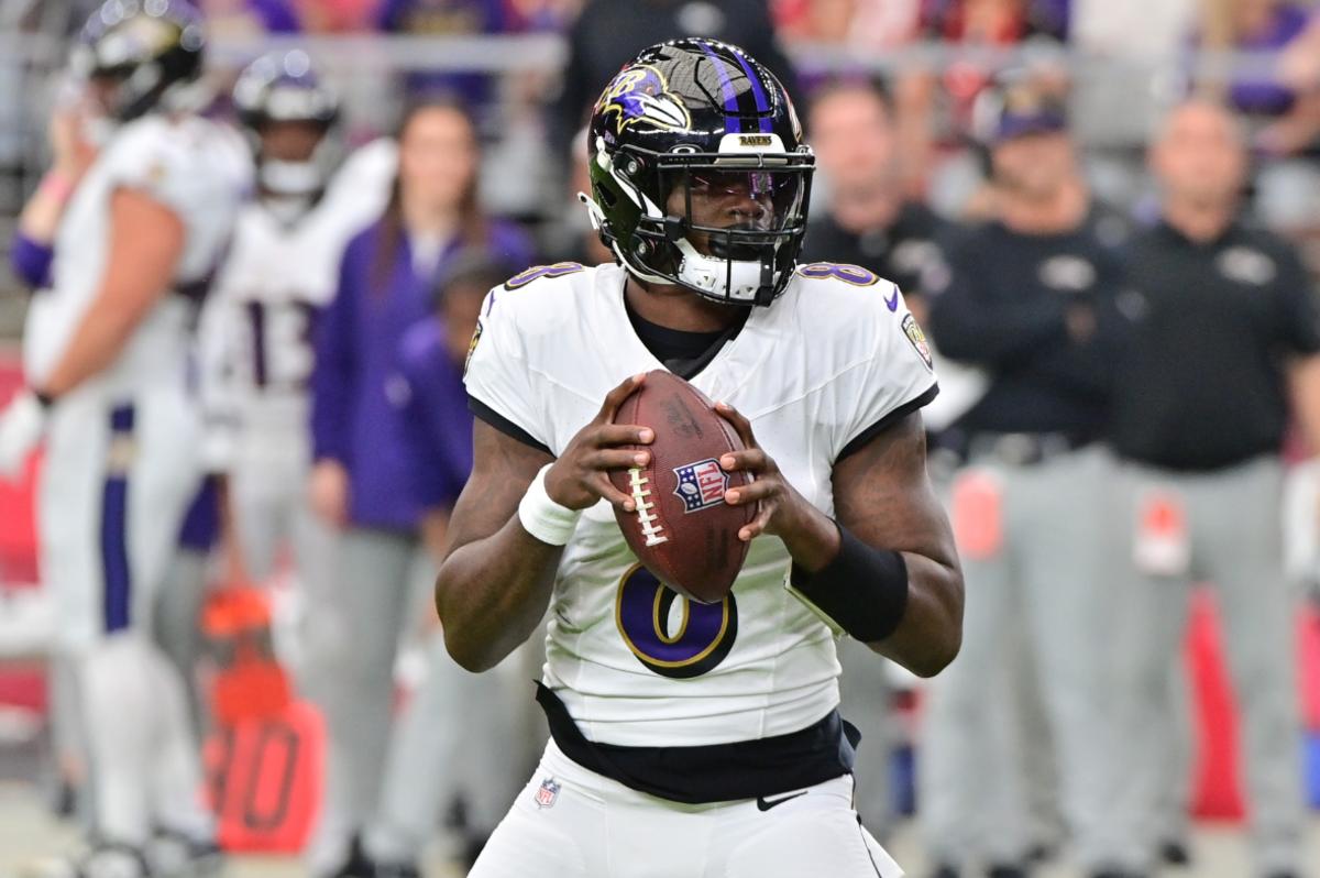 Baltimore Ravens quarterback Lamar Jackson (8) looks to pass in the first half against the Arizona Cardinals at State Farm Stadium.