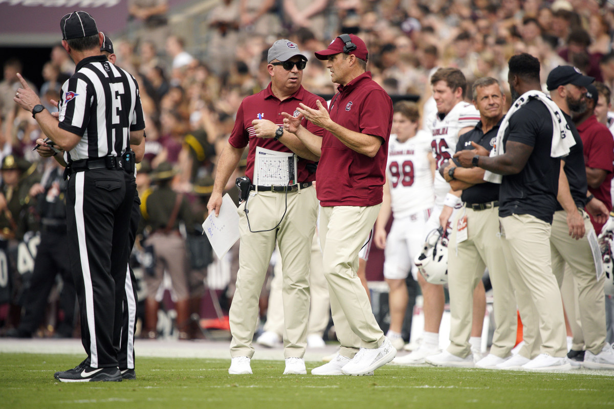 Shane Beamer talking things over with ST Coordinator Pete Lembo (28th Oct., 2023)