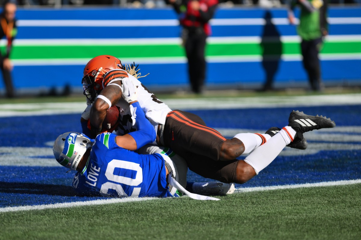 Oct 29, 2023; Seattle, Washington, USA; Cleveland Browns tight end David Njoku (85) scores a touchdown over Seattle Seahawks safety Julian Love (20) during the first half at Lumen Field. Mandatory Credit: Steven Bisig-USA TODAY Sports