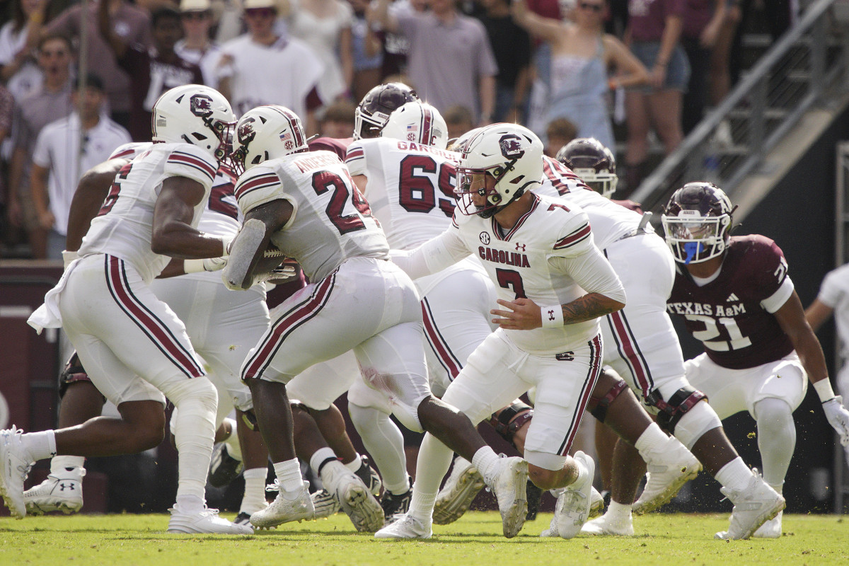 Mario Anderson Jr. receiving a handoff from Spencer Rattler (28th Oct., 2023)