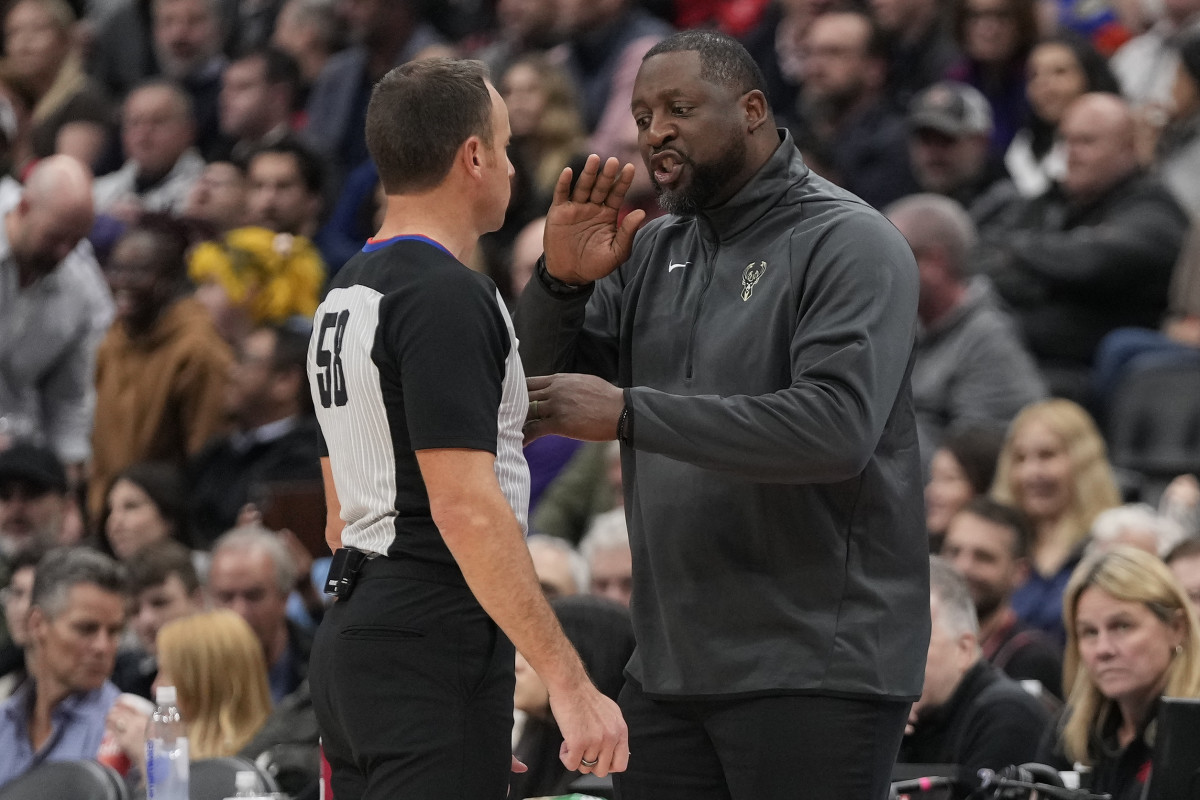 Milwaukee Bucks Adrian Griffin talks with official Josh Tiven (58) 