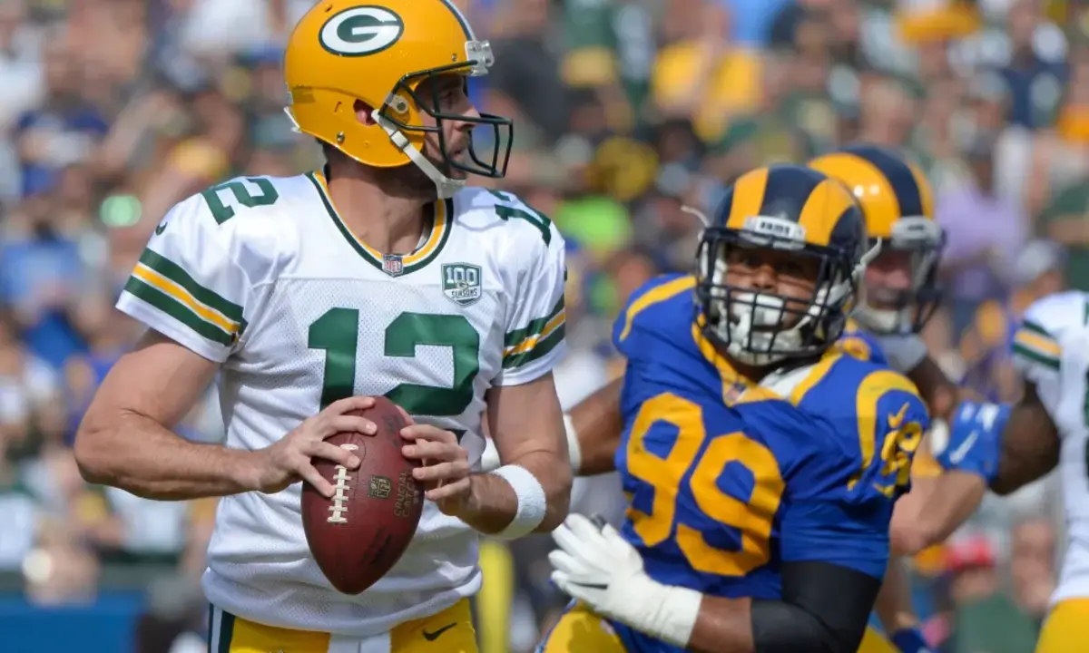 Donald pursues Rodgers during a 2018 game.