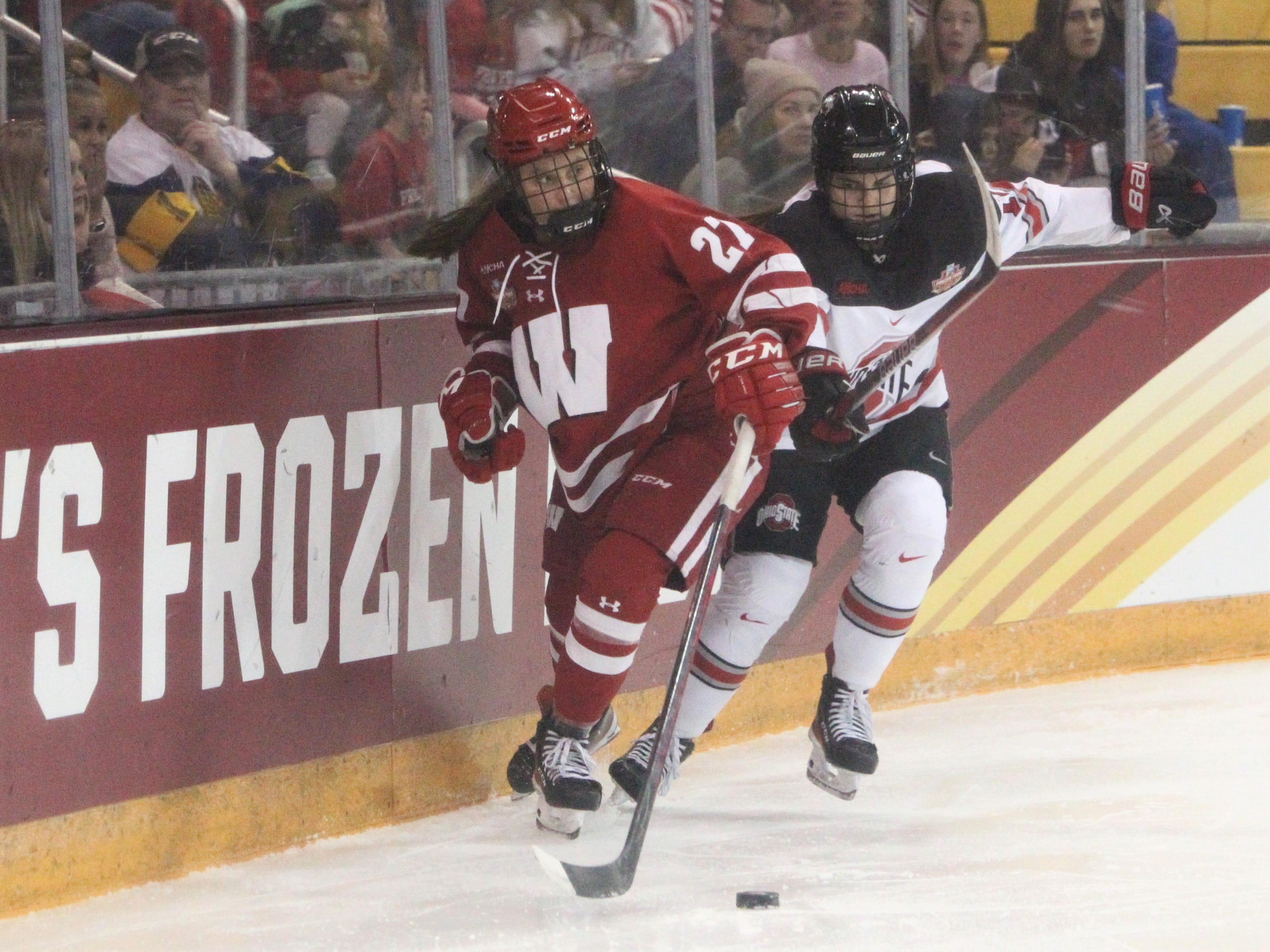 Wisconsin's Kirsten Simms (27) looks for a teammate during the NCAA Division I women's hockey final on Sunday March 19, 2023 at AMSOIL Arena in Duluth, Minn. Uwice Ohio State 10 March 19 2023