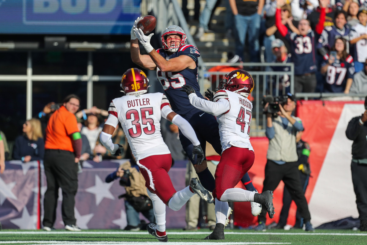 New England Patriots tight end Hunter Henry (85) catches a pass for a touchdown during the first half against the Washington Commanders at Gillette Stadium.