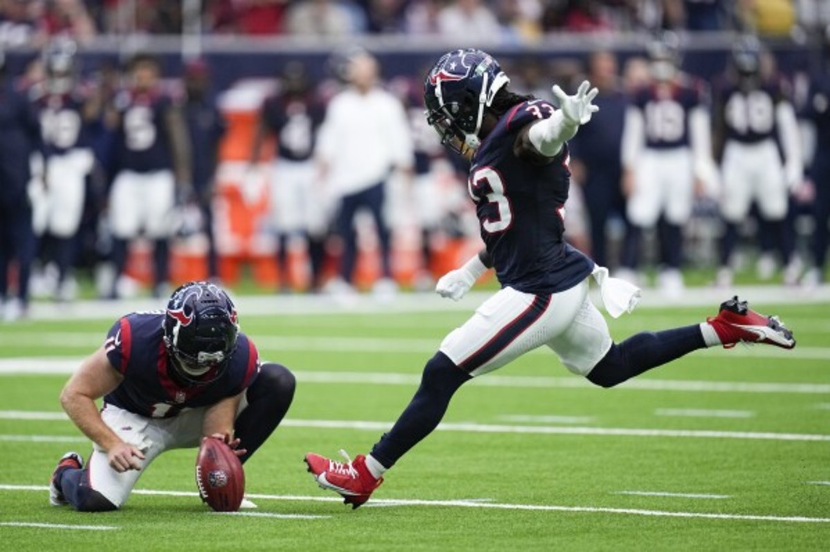 Running back Dare Ogunbowale makes a field goal against the Tampa Bay Buccaneers.