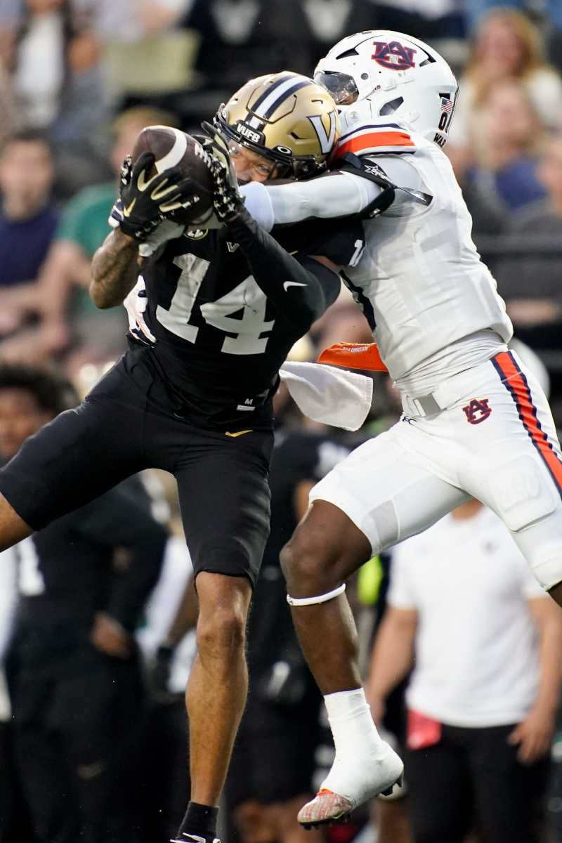 Will Sheppard making a contested grab against Auburn (4th Nov., 2023)