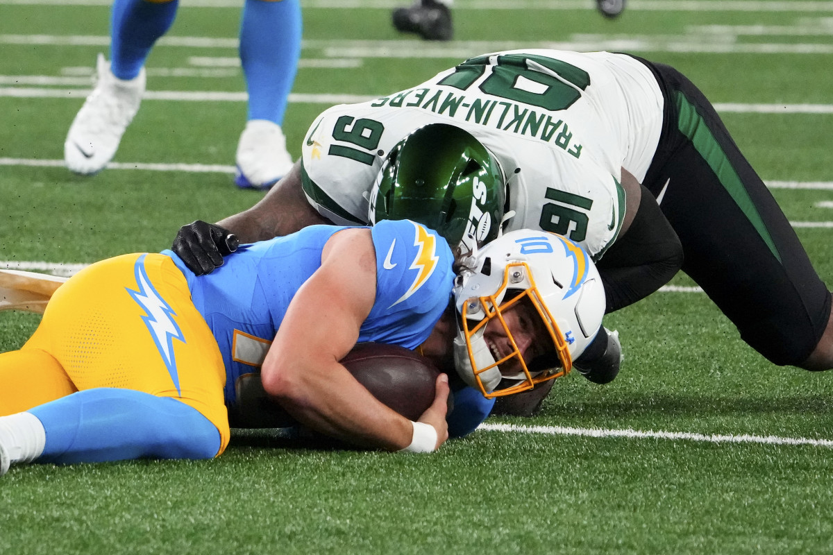 Jets' DE John Franklin-Myers (91) sacks Chargers' QB Justin Herbert (10)