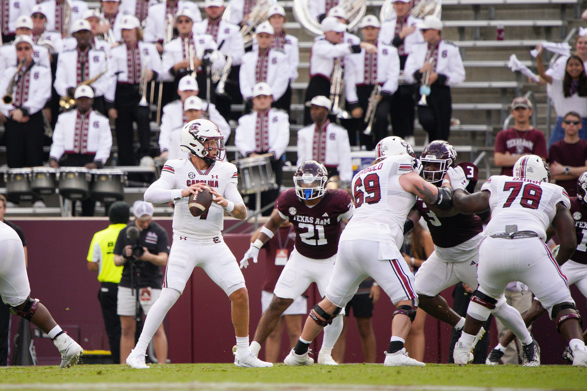 Rattler looking for an open receiver against Texas A&M (28th Oct., 2023)