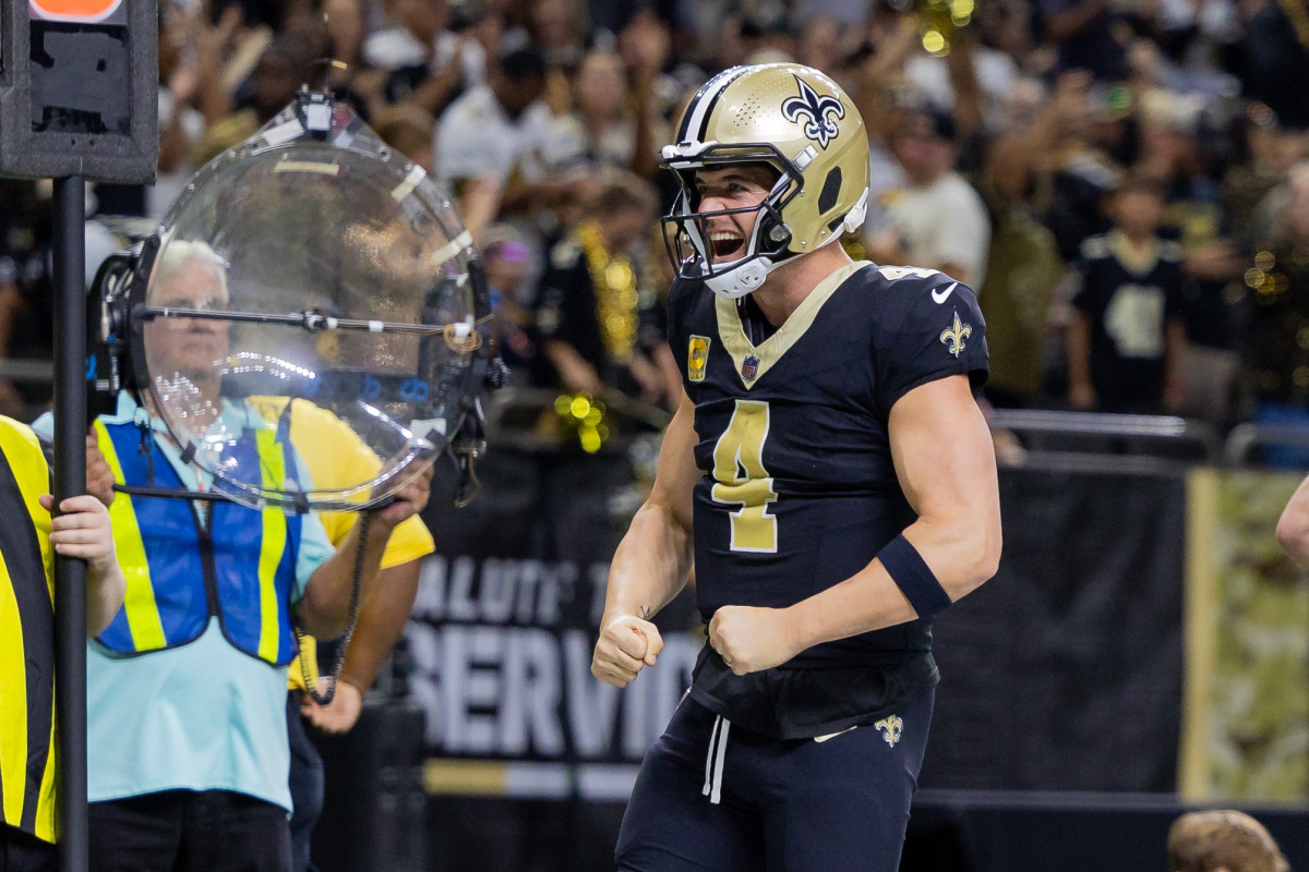 New Orleans Saints quarterback Derek Carr (4) reacts to quarterback Taysom Hill (7) making a touchdown