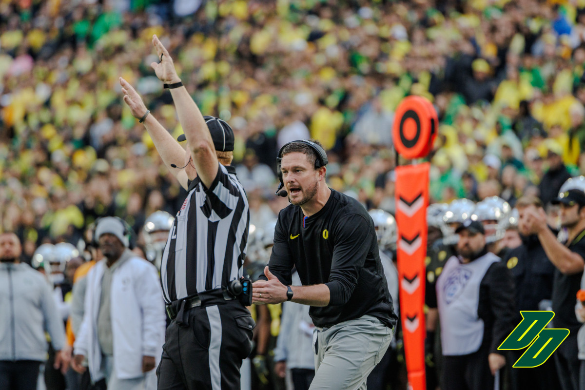 Oregon Ducks head coach Dan Lanning calls a timeout against the California Golden Bears.