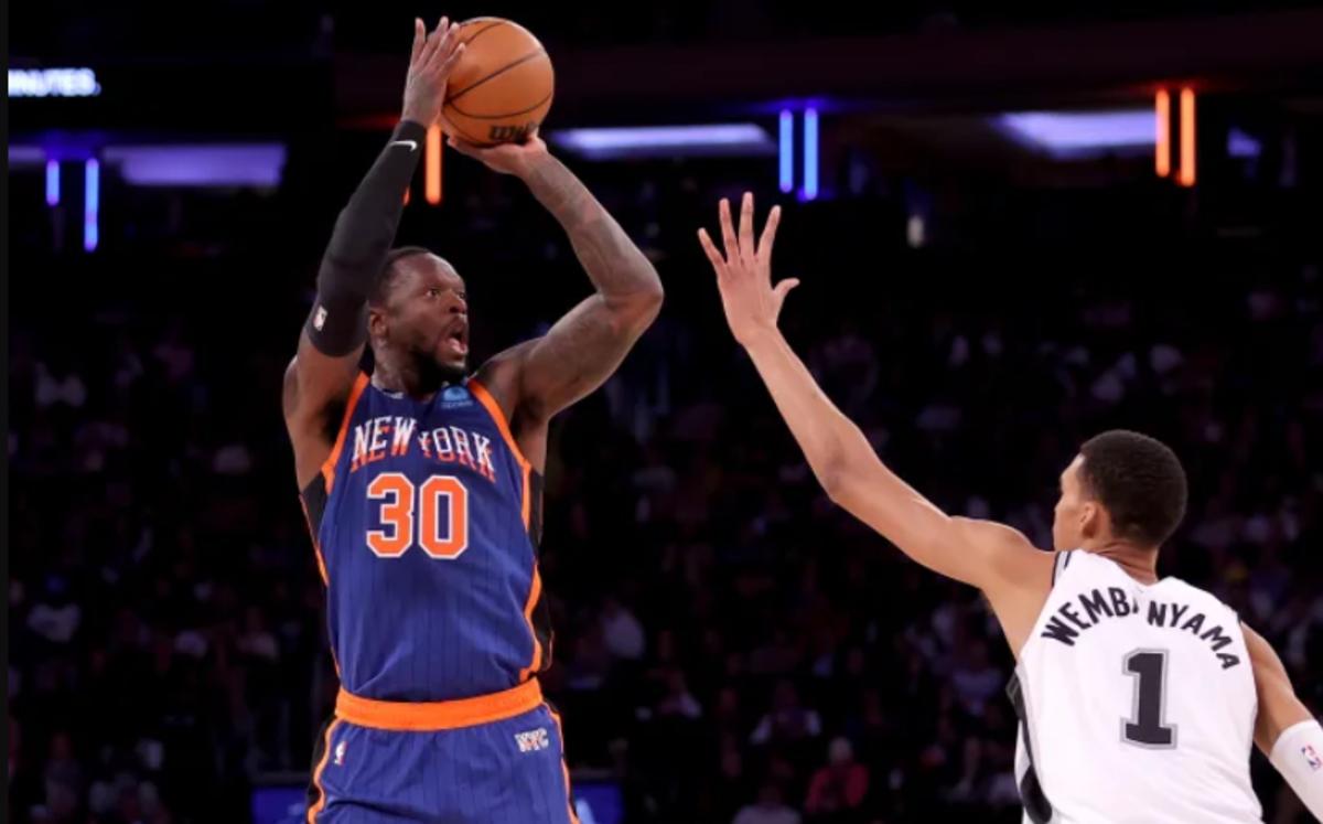 Randle (30) shoots during Wednesday's win over San Antonio