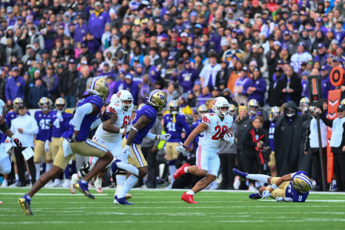 Sione Vaki takes a swing pass 53 yards for a second-quarter Utah touchdown.