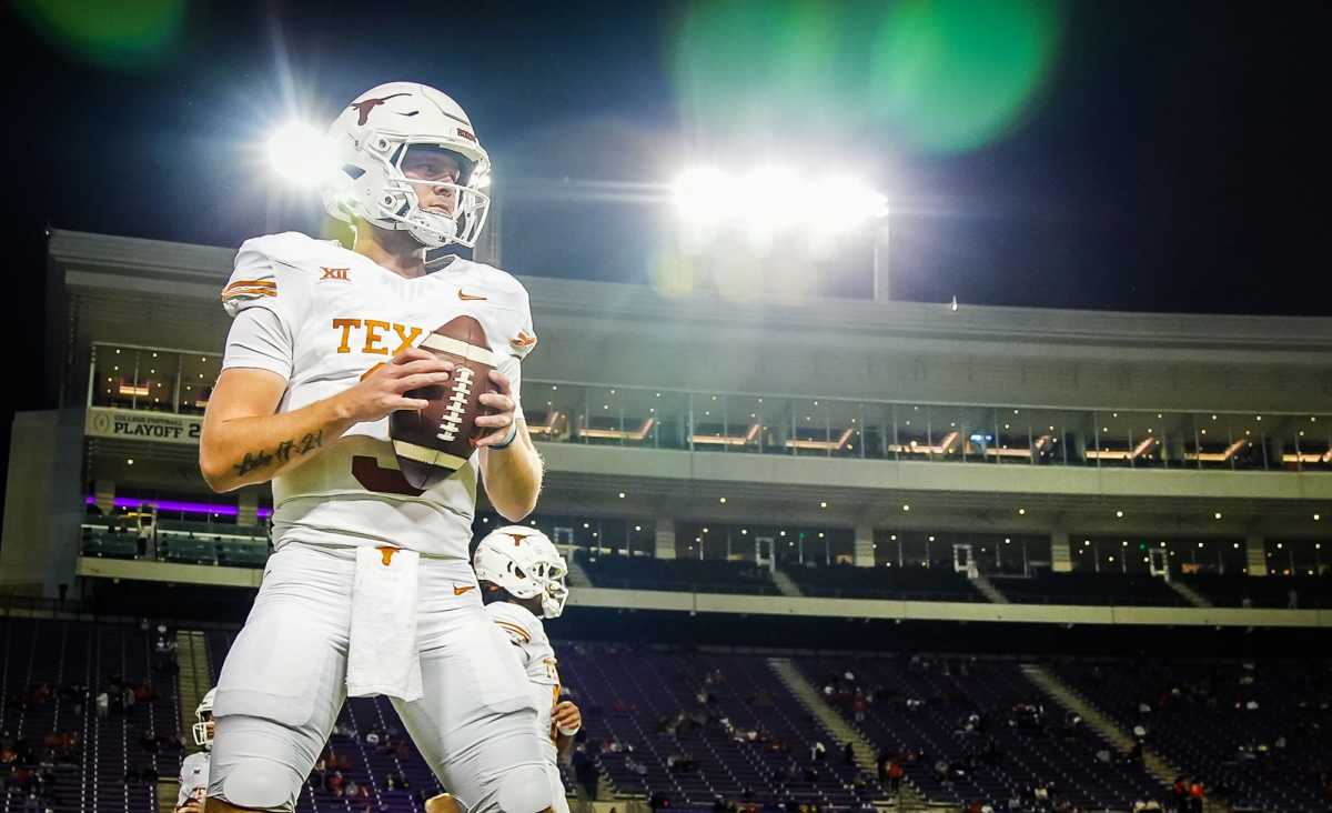 Quinn Ewers warming up for the Texas Longhorns at Amon G. Carter Stadium before the matchup vs. the TCU Horned Frogs.