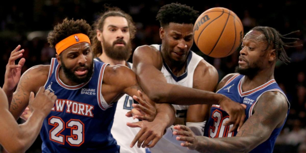 Robinson (23) and Randle (30) play defense against the Memphis Grizzlies during the 2021-22 season