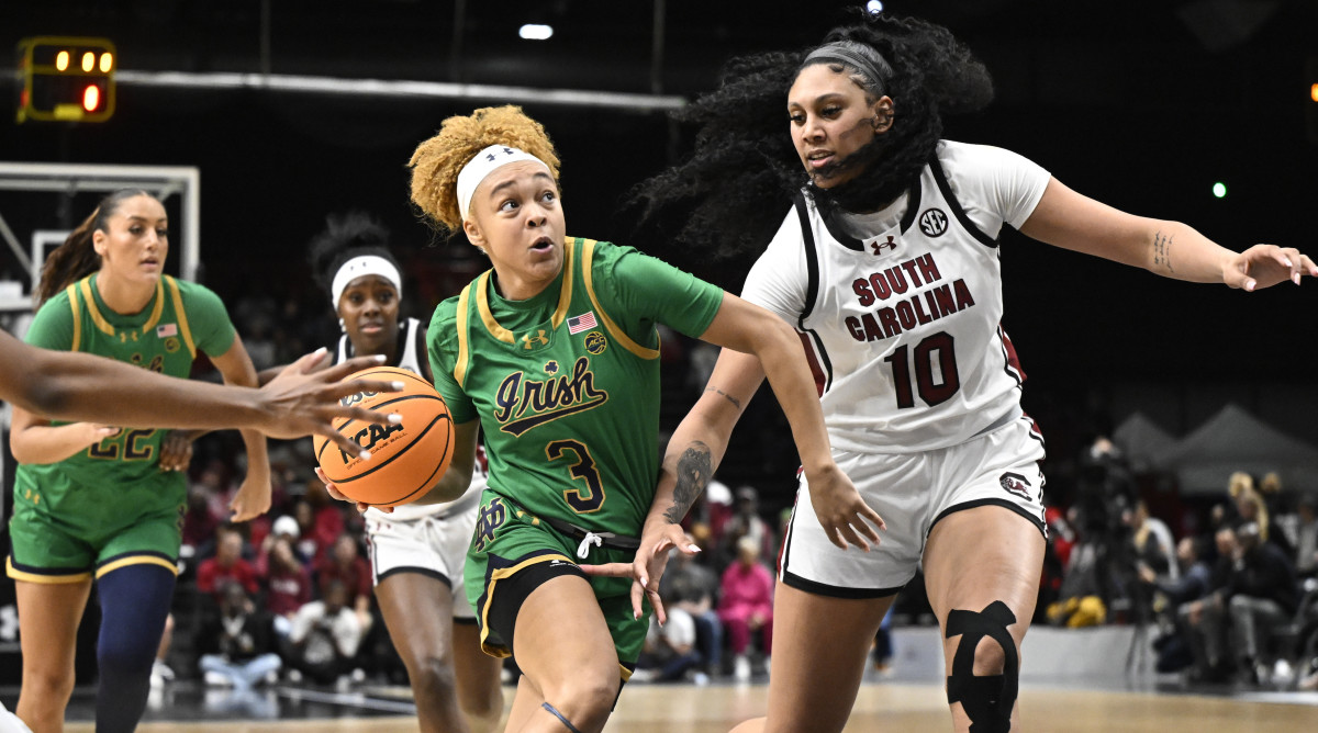 Notre Dame guard Hannah Hidalgo, center, drives against South Carolina center Kamilla Cardoso