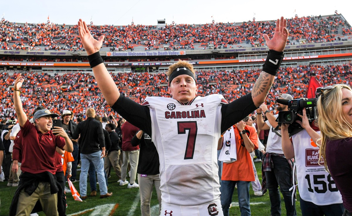 Spencer Rattler replicating Steve Tanneyhill's iconic pose after last year's win over Clemson (26th Nov., 2023)