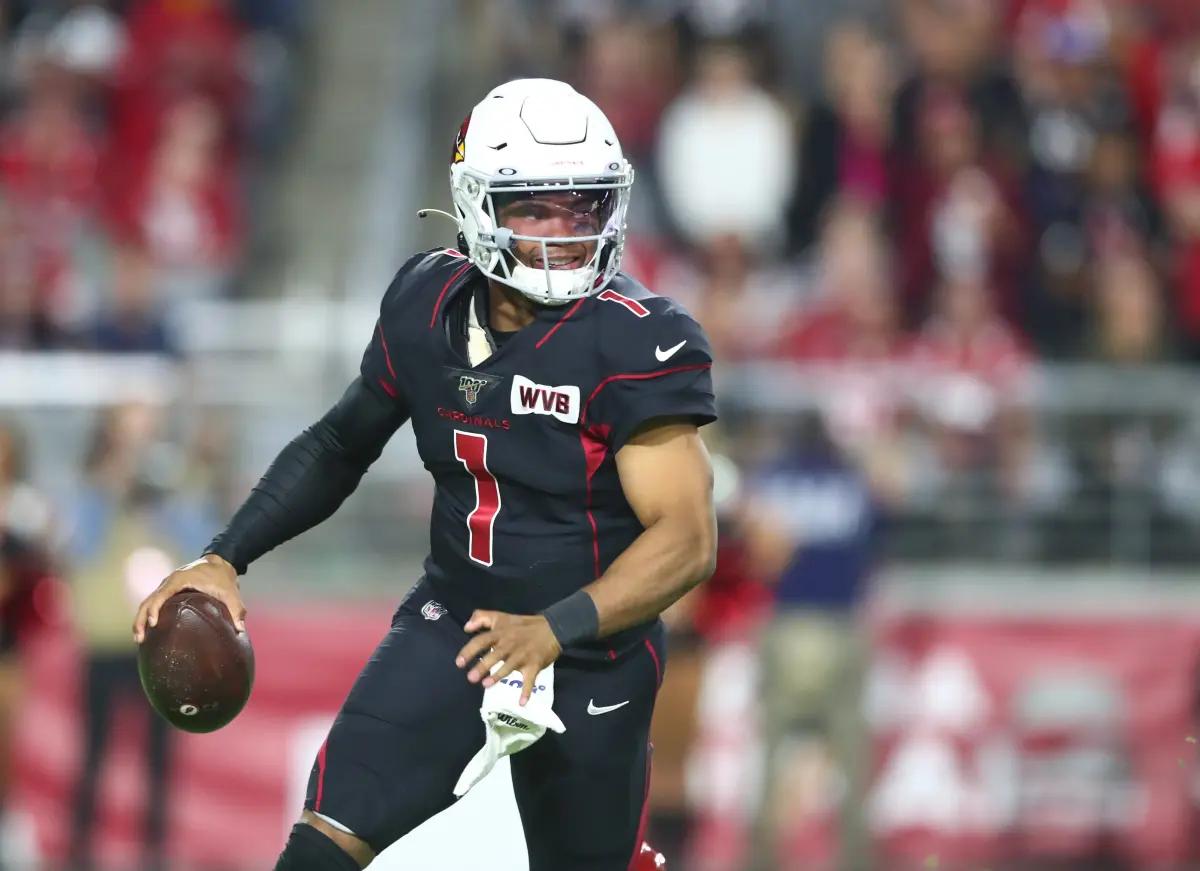 Cardinals quarterback Kyler Murray begins to roll out to his right.