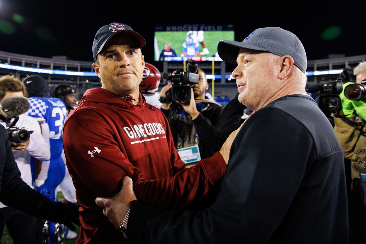 Shane Beamer shaking hands with Mark Stoops after winning in Lexington last season (8th Oct., 2022)