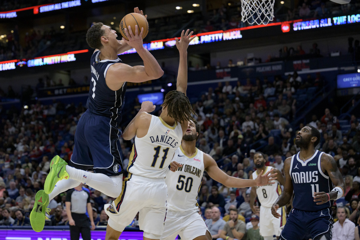 Mavs' Dwight Powell goes up for a layup over Pelicans' Dyson Daniels.