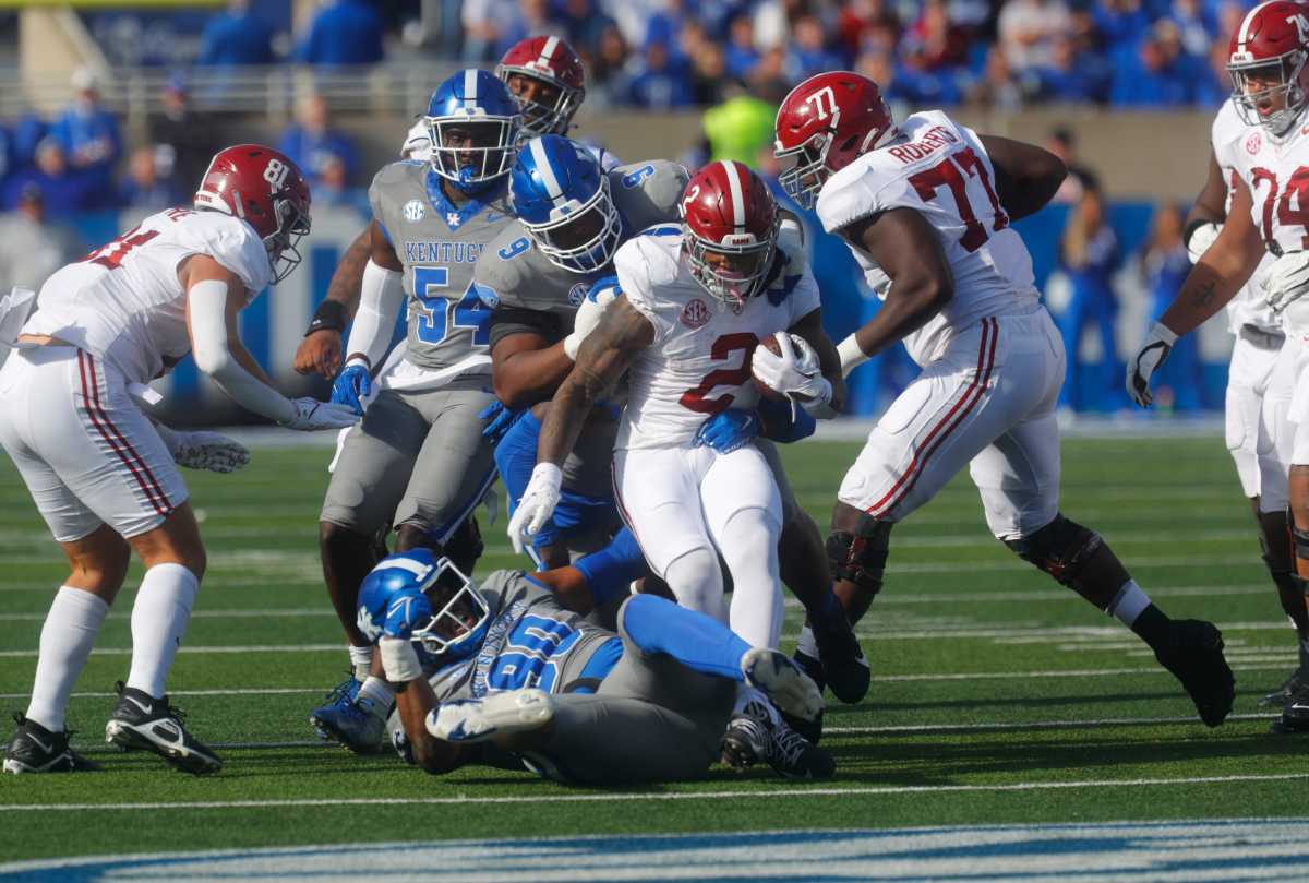 Kentucky's defense gang-tackling Alabama RB Jase McClellan (11th Nov., 2023)