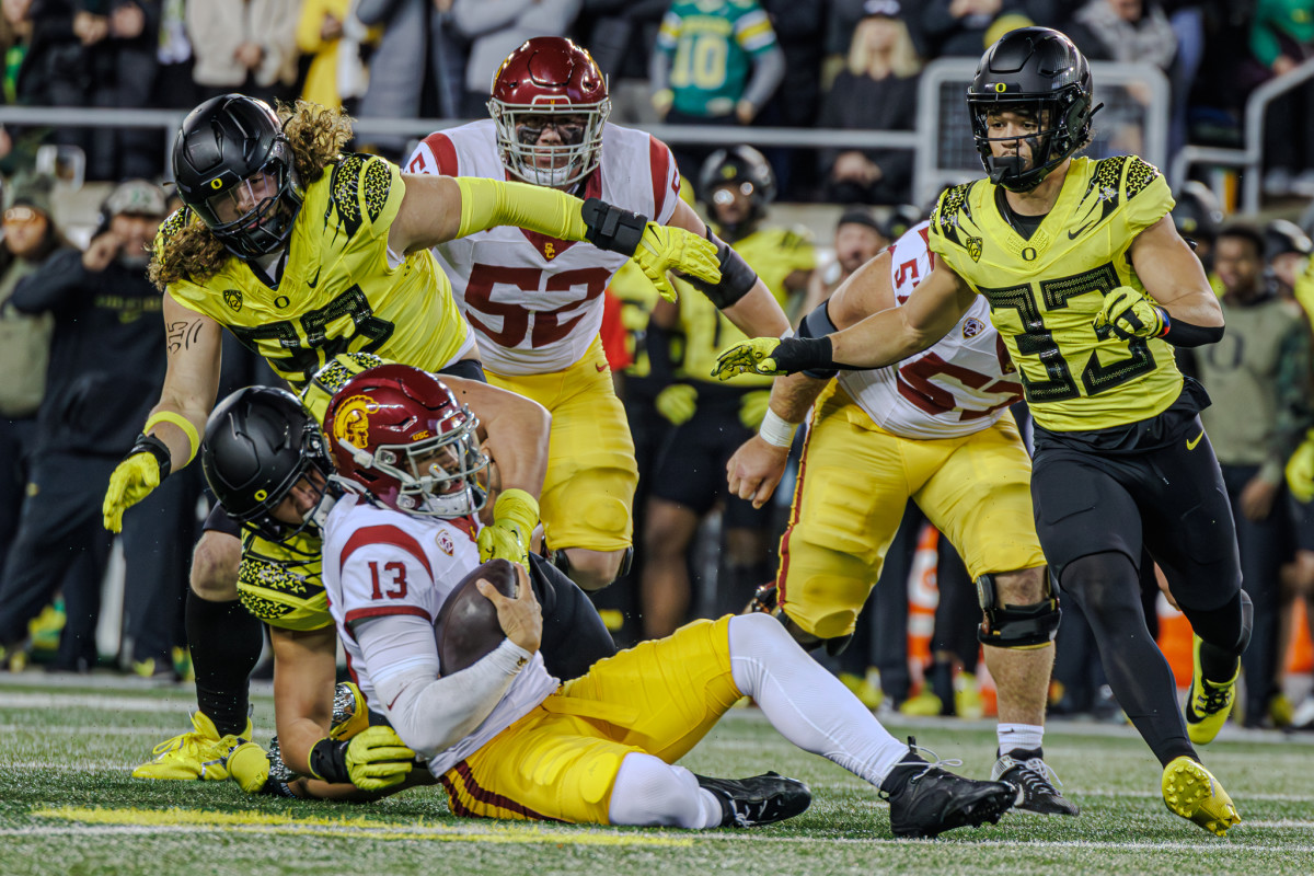 Oregon Ducks outside linebacker Teitum Tuioti sacks USC Trojans quarterback Caleb Williams.