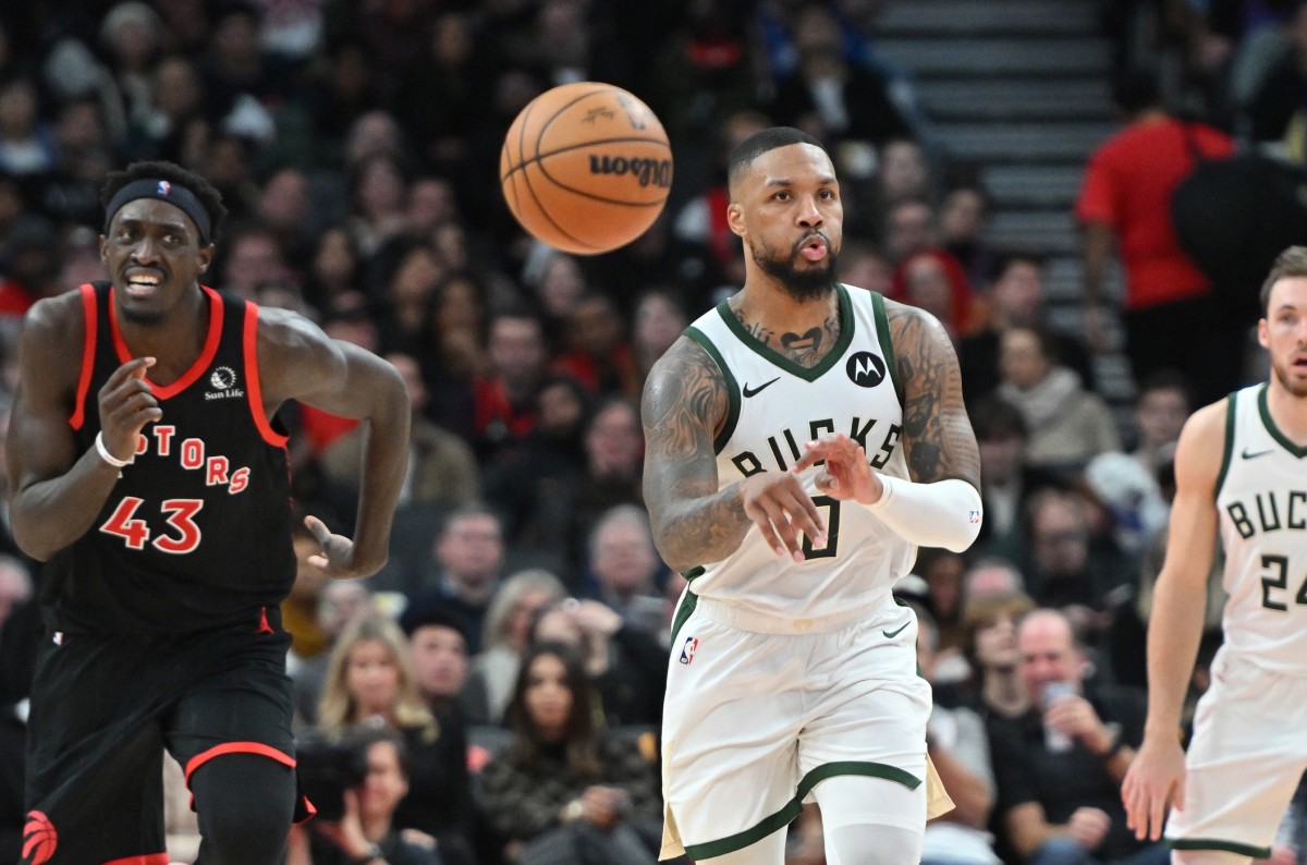  Milwaukee Bucks guard Damian Lillard (0) passes the ball against the Toronto Raptors 