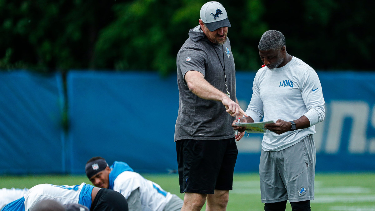 Lions coach Dan Campbell talks to defensive coordinator Aaron Glenn.