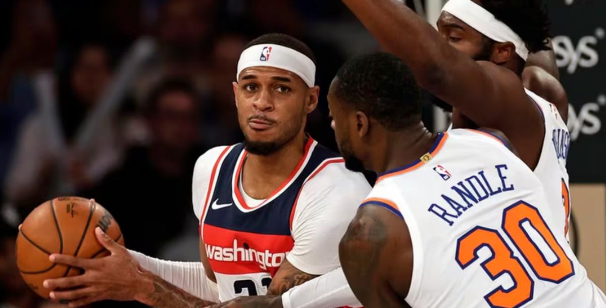 Gafford (far left) guarded by Julius Randle and Mitchell Robinson during a preseason tilt