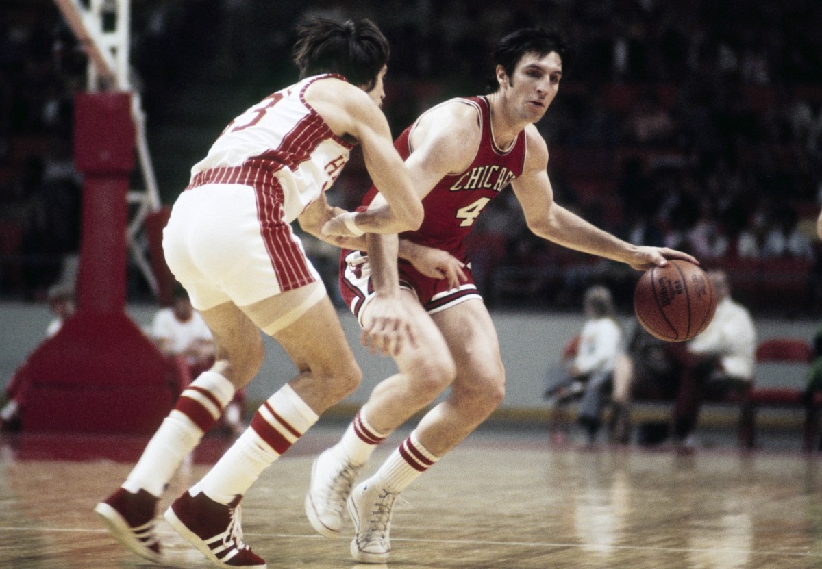 Chicago Bulls forward Jerry Sloan (4) is defended by Atlanta Hawks guard John Wetzel (33) at The Omni