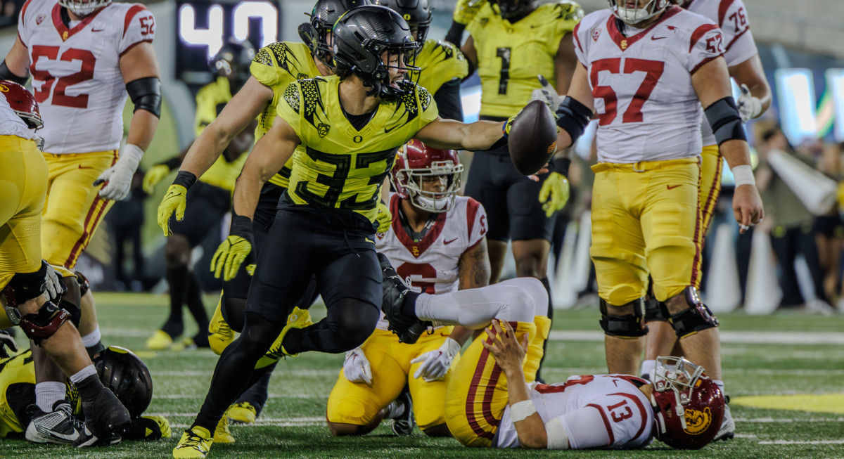 Oregon Ducks safety Evan Williams (33) celebrates a sack of Caleb Williams against the USC Trojans.