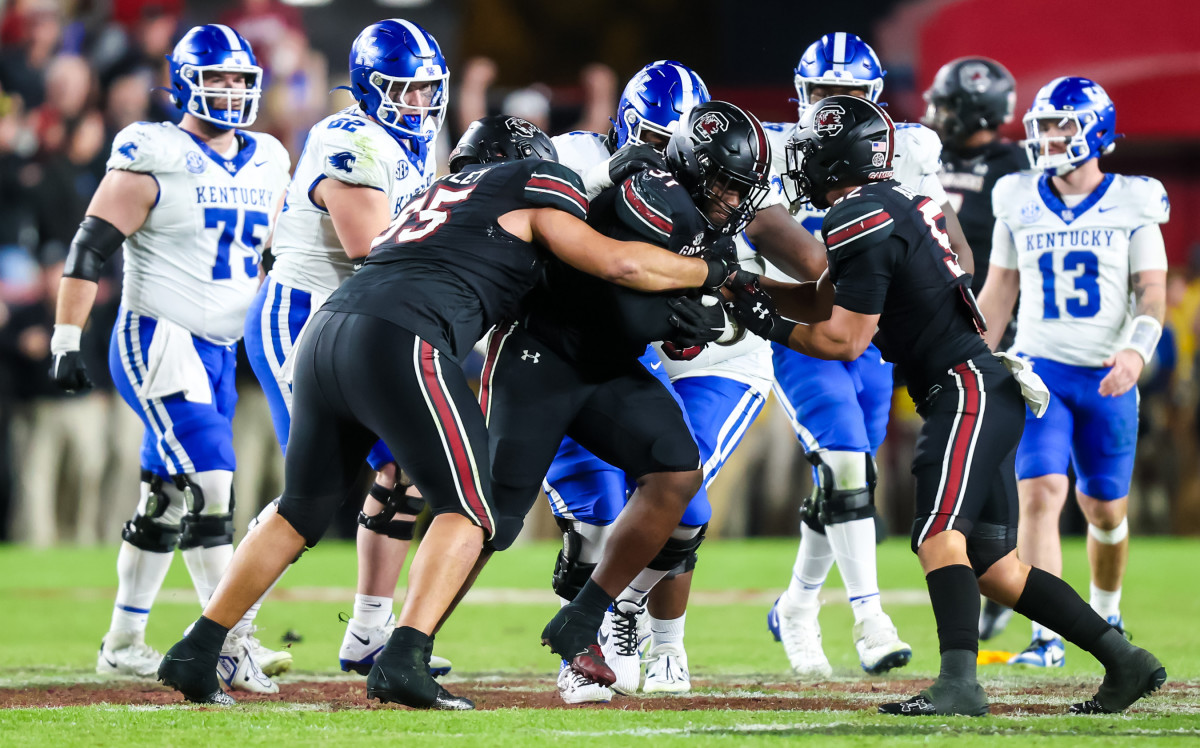 Tonka Hemingway holding onto the ball for dear life after catching it late against Kentucky (18th Nov., 2023)