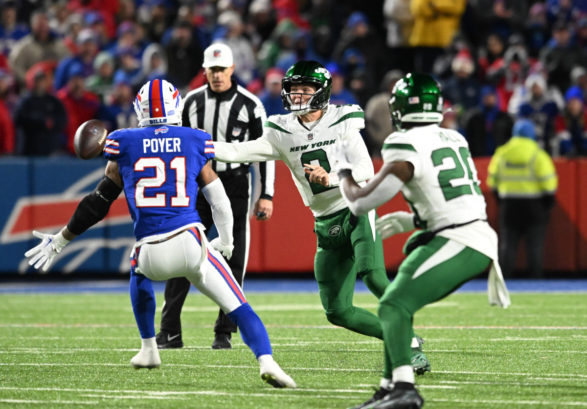 Zach Wilson throws around Jordan Poyer