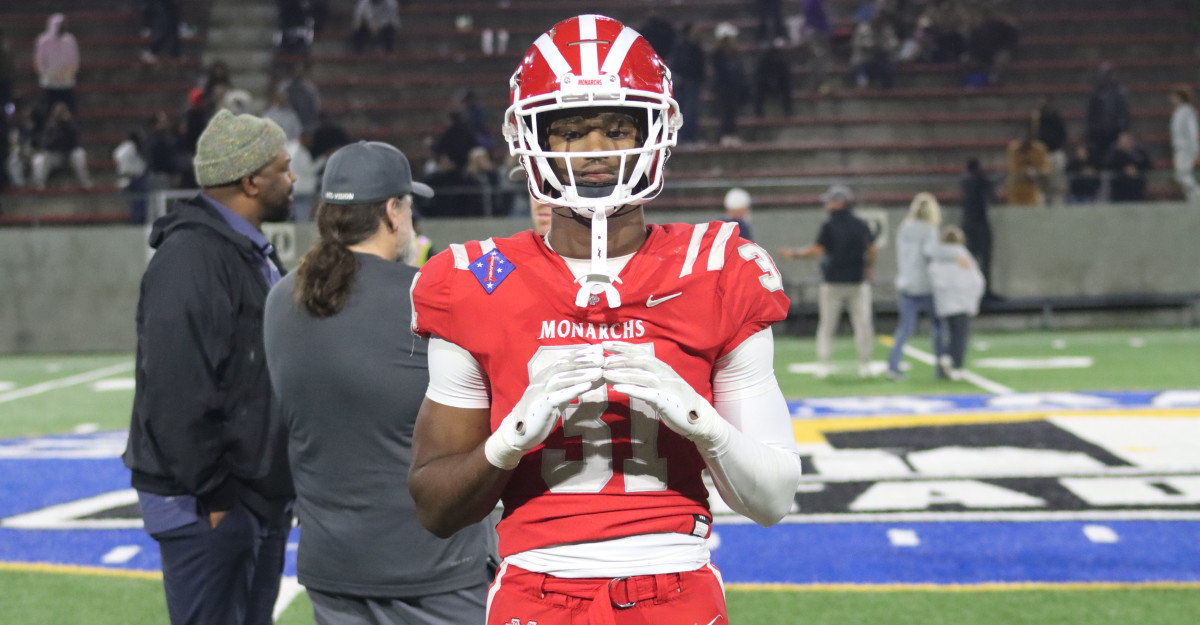 Nasir Wyatt throws an O after a Mater Dei game.