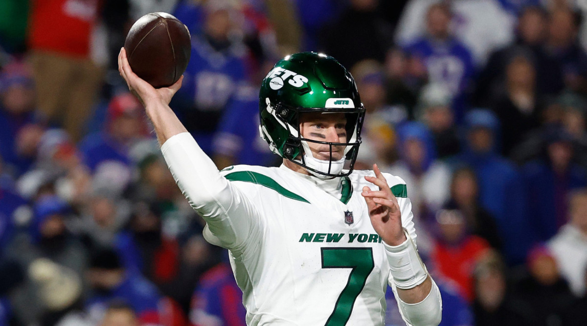 Jets backup quarterback Tim Boyle throws a pass.