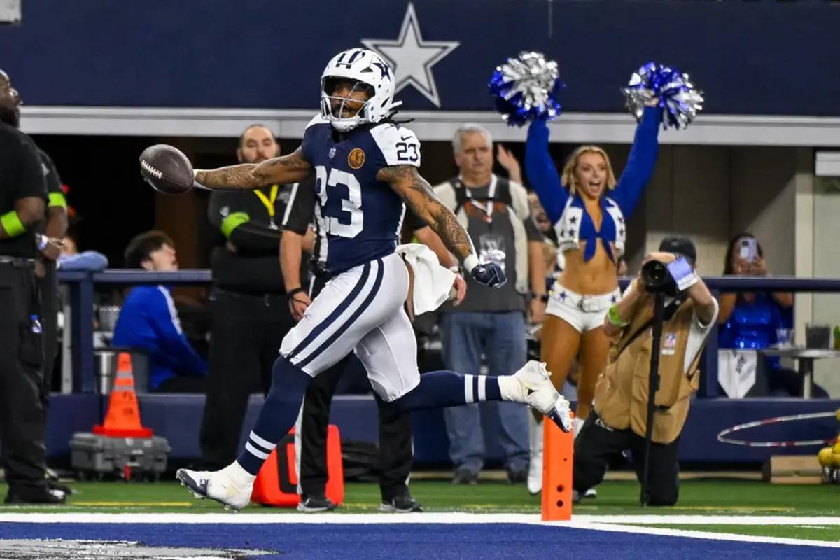 Cowboys running back Rico Dowdle scores the game's opening touchdown. Dallas would not trail on Thursday.