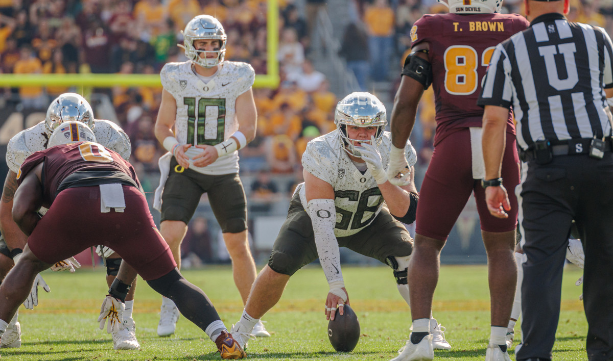 Oregon Ducks center Jackson Powers-Johnson against the Arizona State Sun Devils.