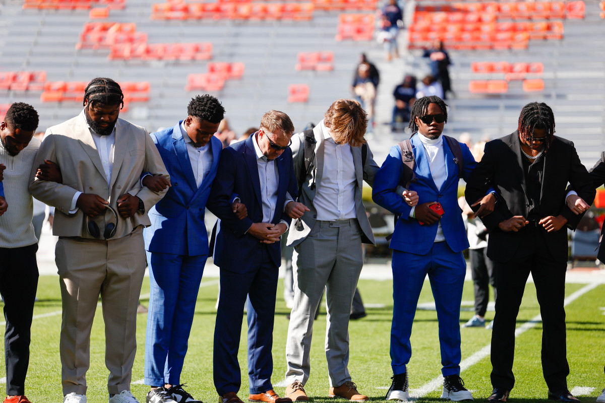 Hugh Freeze and the team pregame before Auburn vs Alabama