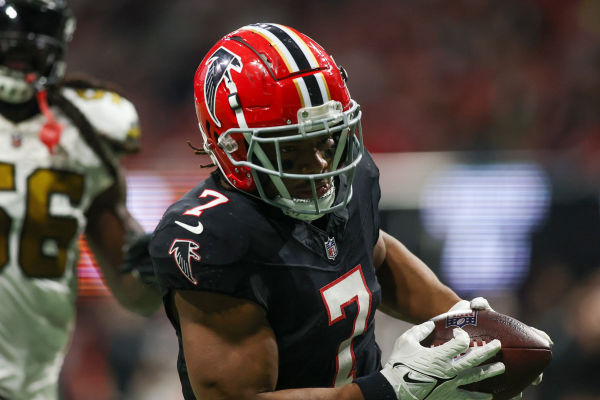 Nov 26, 2023; Atlanta, Georgia, USA; Atlanta Falcons running back Bijan Robinson (7) catches a touchdown pass against the New Orleans Saints in the second half at Mercedes-Benz Stadium. 