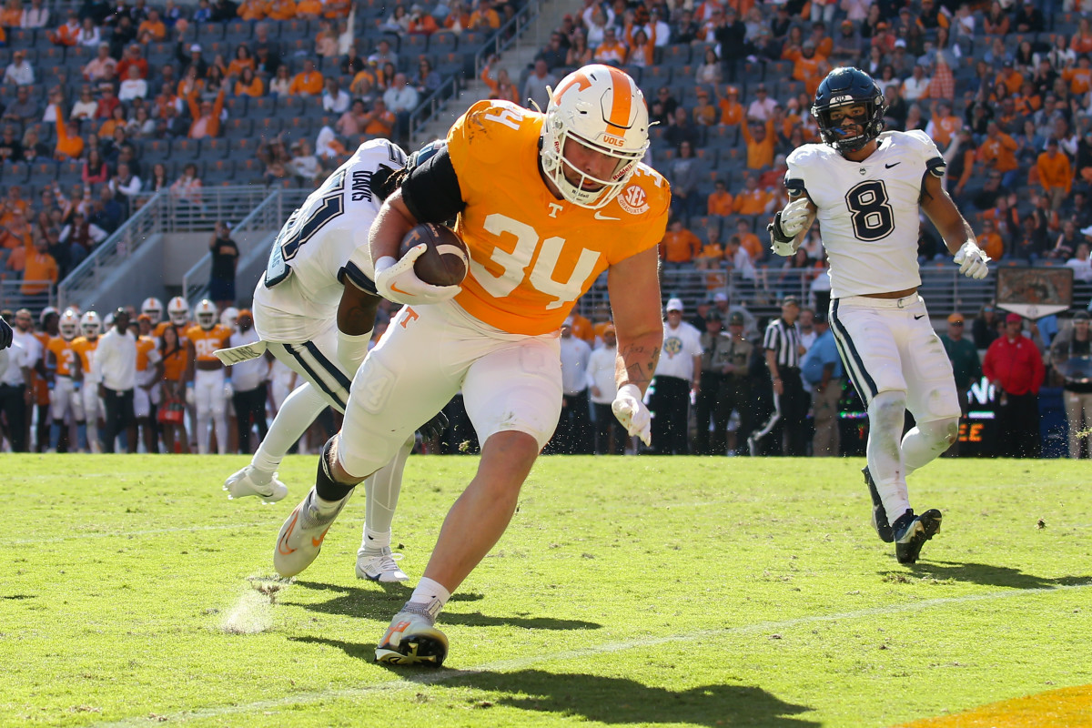 Tennessee Volunteers TE McCallan Castles during a win over UConn. (Photo by Randy Sartin of USA Today Sports)