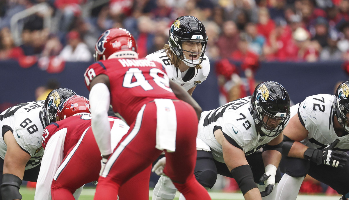 Lawrence prepares to take a snap against Houston's defense.