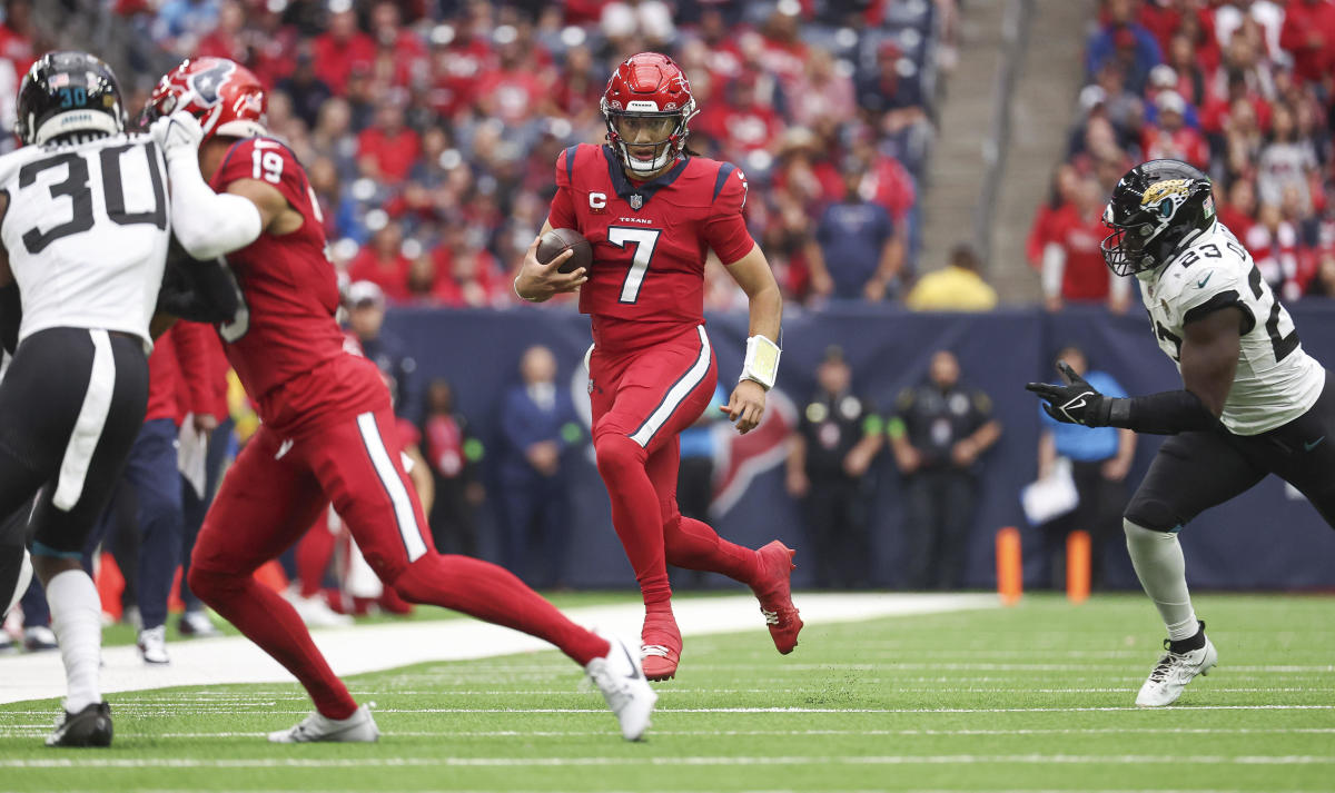 Stroud running for a gain against the Jacksonville Jaguars.